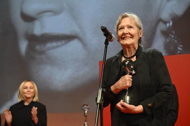 The final day of the 60th Karlovy Vary International Film Festival, on July 11, 2026. Documentary filmmaker Helena Trestikova with the audience award. In the background, singer Barbora Bara Basikova. (CTKxPhoto KaterinaxSulova) CTKPhotoP2026071104338  CTKPhotoP2026071104338