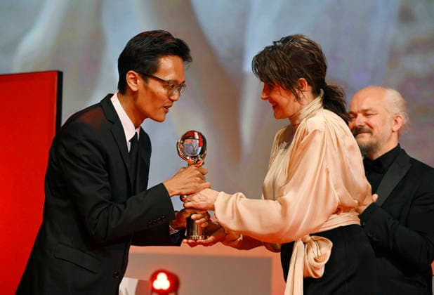The final day of the 60th Karlovy Vary International Film Festival, on July 11, 2026. French actress Juliette Binoche, middle, presented the Crystal Globe for Best Picture. The award went to the co-production with the Czech Republic, Fruit Gathering, directed by Burmese director Aung Phyoe, left. On the right, in the back, is the festival s artistic director Karel Och. (CTKxPhoto KaterinaxSulova) CTKPhotoP2026071104950  CTKPhotoP2026071104950