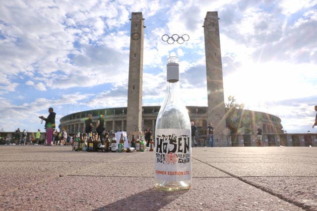 11.07.2026, Die Toten Hosen, Sänger Campino, im Konzert live im Olympiastadion, Berlin, Abschiedstour ãTrink aus wir, müssen gehenÒ live, bgl, Andreas Frege, leer Flasche vor Olympischen Ringe, Berlin *** July 11, 2026, Die Toten Hosen, singer Campino, live in concert at the Olympic Stadium, Berlin, farewell tour Let’s drink up, we have to go, live, photo by Andreas Frege, empty bottle in front of the Olympic rings, Berlin