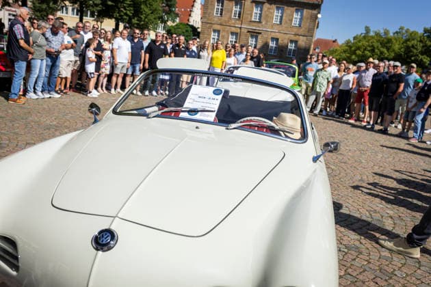 Fahrzeugausstellung vor dem Osnabrücker Dom. Mittig ein VW Karmann Ghia Cabriolet, Typ 14. Osnabrück 11.07.2026 125 Jahre Automobil Geschichte in Osnabrück *** Car exhibition in front of Osnabrück Cathedral. In the center is a VW Karmann Ghia Cabriolet, Type 14. Osnabrück, July 11, 2026. 125 Years of Automotive History in Osnabrück