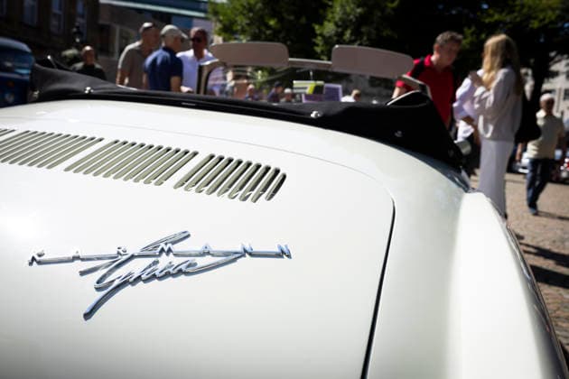 Fahrzeugausstellung vor dem Osnabrücker Dom. Zu sehen ein VW Karmann Ghia Cabriolet, Typ 14 mit Logo . Osnabrück 11.07.2026 125 Jahre Automobil Geschichte in Osnabrück *** Vehicle exhibition in front of Osnabrück Cathedral. On display: a VW Karmann Ghia Cabriolet, Type 14, with the Osnabrück logo. July 11, 2026. 125 Years of Automotive History in Osnabrück