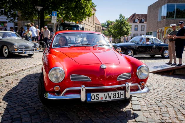 Fahrzeugausstellung vor dem Osnabrücker Dom mit anschließender Sternfahrt. Ein roter VW Karmann Ghia, Typ 14. Osnabrück 11.07.2026 125 Jahre Automobil Geschichte in Osnabrück *** Vehicle exhibition in front of Osnabrück Cathedral, followed by a rally A red VW Karmann Ghia, Type 14 Osnabrück July 11, 2026 125 Years of Automotive History in Osnabrück