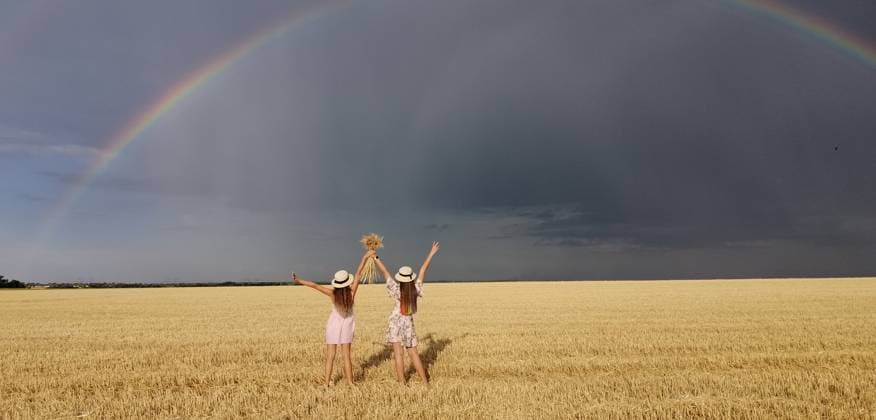In einem Weizenfeld nach dem Regen laufen zwei Mädchen. Bunte echte Regenbogen über den Horizont. europe Ukraine. Sommerpflanzenfelder, reifendes Weizenfeld. In a wheat field after the rain, two girls run. Colorful real rainbow over the horizon. europe Ukraine. Summer crop fields, ripening wheat field. High quality photo (License=RF) ,model released, Symbolfoto Copyright: xZoonar.com OlenaxVasylievax 16618027 ,model released, Symbolfoto ,property released