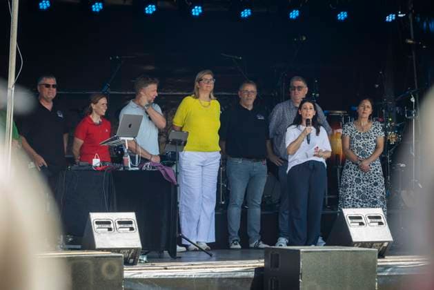 Geschäftsführung und Betriebsrat bei der Eröffnung. Am Mikrofon Gesamtbetriebsratschefin Daniela Cavallo - 125. Jubiläum auf dem Werksgelände in Osnabrück 11.07.2026 125 Jahre Automobil Geschichte in Osnabrück *** Management and the Works Council at the opening. Daniela Cavallo, Chair of the General Works Council, speaks at the microphone. 125th anniversary celebration at the Osnabrück plant on July 11, 2026. 125 years of automotive history in Osnabrück