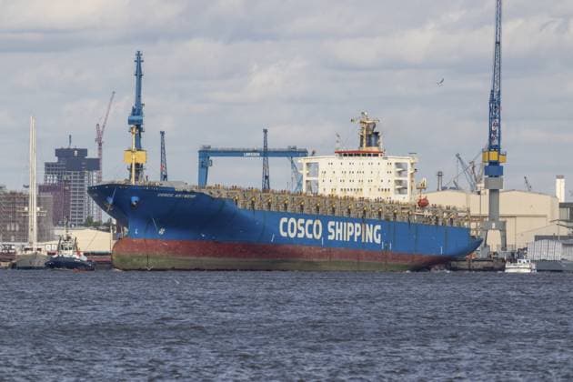 Containerschiff Cosco Antwerp der Reederei Cosco Shipping mit Schlepper unterwegs auf der Elbe im Hafen von Hamburg, Deutschland Container ship Cosco Antwerp of the shipping company Cosco Shipping with tug on the Elbe in the port of Hamburg, Germany Copyright: imageBROKER ChristopherxTamcke iblcrt18314321.jpg