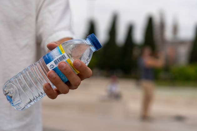 High Temperatures Continue In Lisbon A person sells cold water during a period of high temperatures in Lisbon, Portugal, on July 11, 2026. Warm summer conditions continue across much of Portugal as prolonged above-average temperatures affect natural landscapes during the peak summer season. Lisbon Portugal  Copyright: xLuisxBozax originalFilename: boza-hightemp260711_np4Xl.jpg