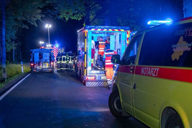260712UnfallS222 News ID: EN 2026-07-12 Tödlicher Verkehrsunfall: Transporter kollidierte mit Straßenbaum - Fahrer im Fahrzeug eingeklemmt und an Unfallstelle verstorben Ehrenfriedersdorf. Auf der S222 zwischen dem Verkehrsknotenpunkt Mönchsbad und dem Abzweig nach Neundorf hat sich am Samstagabend ein schwerer Verkehrsunfall ereignet. Der Fahrer eines Mercedes Transporters war gegen 22 Uhr auf der S222 in Fahrtrichtung Ehrenfriedersdorf unterwegs. Aus noch ungeklärter Ursache geriet der Fahrer mit seinem Wagen auf gerader Strecke nach links von der Straße ab und kollidierte frontal mit einem Baum. Die Wucht des Aufpralls war so heftig, dass das Vorderrad der Beifahrerseite sowie weitere Fahrzeugteile herausgerissen und bis zu 30 Mete