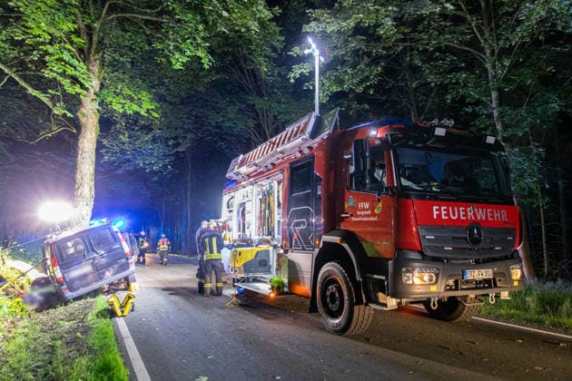 260712UnfallS222 News ID: EN 2026-07-12 Tödlicher Verkehrsunfall: Transporter kollidierte mit Straßenbaum - Fahrer im Fahrzeug eingeklemmt und an Unfallstelle verstorben Ehrenfriedersdorf. Auf der S222 zwischen dem Verkehrsknotenpunkt Mönchsbad und dem Abzweig nach Neundorf hat sich am Samstagabend ein schwerer Verkehrsunfall ereignet. Der Fahrer eines Mercedes Transporters war gegen 22 Uhr auf der S222 in Fahrtrichtung Ehrenfriedersdorf unterwegs. Aus noch ungeklärter Ursache geriet der Fahrer mit seinem Wagen auf gerader Strecke nach links von der Straße ab und kollidierte frontal mit einem Baum. Die Wucht des Aufpralls war so heftig, dass das Vorderrad der Beifahrerseite sowie weitere Fahrzeugteile herausgerissen und bis zu 30 Mete