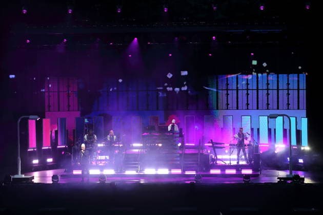 Neil Tennant (vorn links) und Chris Lowe (hinten mittig) von der Band Pet Shop Boys bei einem Konzert in der Waldbühne in Berlin, 11. Juli 2026. Pet Shop Boys Konzert Berlin *** Neil Tennant (front left) and Chris Lowe (back center) of the band Pet Shop Boys at a concert at the Waldbühne in Berlin, July 11, 2026 Pet Shop Boys Concert Berlin