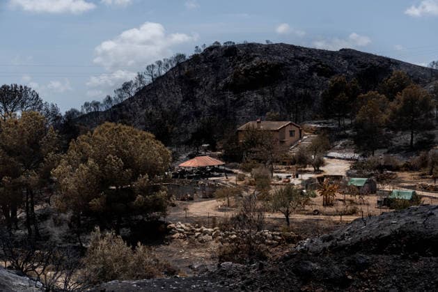 At least 12 dead in Los Gallardos wildfire in Almería, southern Spain - 11 Jul 2026 General view of a house surrounded by the wildfire. The Los Gallardos wildfire in Almería, Spain, has left 12 people dead, 7 people missing, and more than 6,000 hectares burned. On the ground, around 540 personnel deployed by the Spanish Government are involved in the response, including members of the Civil Guard, Civil Protection, and the Military Emergency Unit (UME). Los Gallardos Spain Copyright: xFrancisxGonzalezx xSOPAxImagesx INCENDIO-ALMERIA-20260711-FRANCIS-080