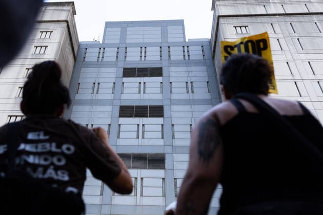 July 11, 2026, Houston, Texas, USA: Protesters gather in front of the Federal Detention Center in Downtown Houston to protest against U.S. Immigration and Customs Enforcement (ICE) after Lorenzo Salgado Araujo was fatally shot by an ICE agent during an attempted immigration enforcement operation, an incident that has prompted calls from community leaders and elected officials for an independent investigation, Saturday, July 11, in Houston, Texas. Houston USA  - ZUMAg287 20260711_zsp_g287_004 Copyright: xMatthewxGuzmanx