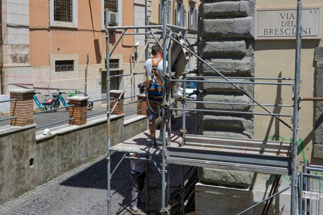 July 11, 2026, Rome, Italy: Workers dismantle scaffolding without protective helmets during the hottest hours of the day when Italy is trapped in the grip of the July heat in Rome. After the storms of the past few days, a new wave of intense heat is expected across Italy. The subtropical anticyclone will once again dominate the Italian weather landscape, paving the way for a new phase of intense heat destined to affect much of the country for the entire next week. Rome Italy  - ZUMAv147 20260711_zip_v147_007 Copyright: xMarcelloxValerix