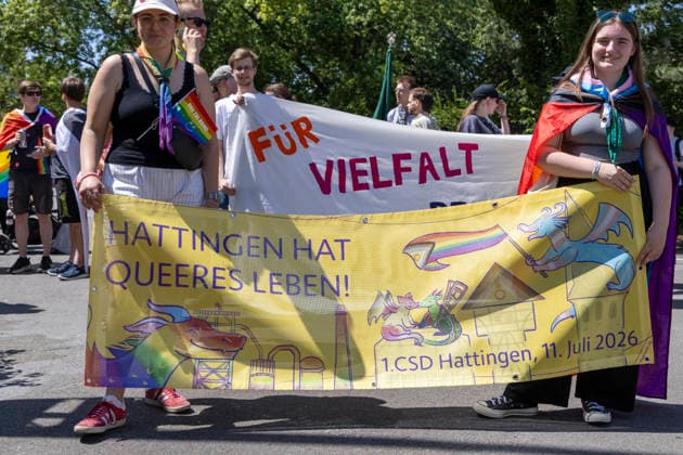 Hattingen, der 1. CSD im Ennepe-Ruhr. 11.07.2026, EU, DEU, Deutschland, Nordrhein-Westfalen, Hattingen: ca. 1000 Teilenhmede des 1. CSD im Ennepe-Ruhr-Kreis sammelten sich am Parkplatz am Hochbunker und zogen zur Zwischenkundgebung am Rathaus und danach zum Abschlussfest am Holschentor. EU, DEU, Germany, North Rhine-Westphalia, Hattingen: Around 1000 participants in the 1st CSD in the Ennepe-Ruhr-Kreis district gathered in the car park by the high-rise bunker and marched to the interim rally at the town hall, followed by the closing celebrations at the Holschentor.
