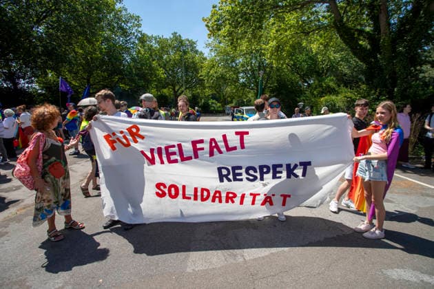 Hattingen, der 1. CSD im Ennepe-Ruhr. 11.07.2026, EU, DEU, Deutschland, Nordrhein-Westfalen, Hattingen: ca. 1000 Teilenhmede des 1. CSD im Ennepe-Ruhr-Kreis sammelten sich am Parkplatz am Hochbunker und zogen zur Zwischenkundgebung am Rathaus und danach zum Abschlussfest am Holschentor. EU, DEU, Germany, North Rhine-Westphalia, Hattingen: Around 1000 participants in the 1st CSD in the Ennepe-Ruhr-Kreis district gathered in the car park by the high-rise bunker and marched to the interim rally at the town hall, followed by the closing celebrations at the Holschentor.