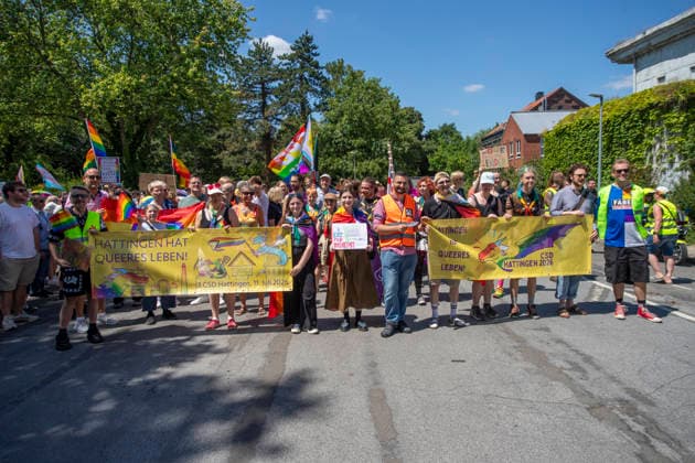 Hattingen, der 1. CSD im Ennepe-Ruhr. 11.07.2026, EU, DEU, Deutschland, Nordrhein-Westfalen, Hattingen: ca. 1000 Teilenhmede des 1. CSD im Ennepe-Ruhr-Kreis sammelten sich am Parkplatz am Hochbunker und zogen zur Zwischenkundgebung am Rathaus und danach zum Abschlussfest am Holschentor. EU, DEU, Germany, North Rhine-Westphalia, Hattingen: Around 1000 participants in the 1st CSD in the Ennepe-Ruhr-Kreis district gathered in the car park by the high-rise bunker and marched to the interim rally at the town hall, followed by the closing celebrations at the Holschentor.