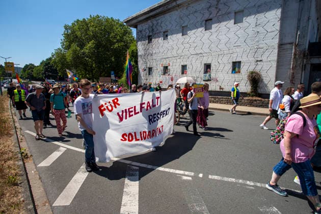 Hattingen, der 1. CSD im Ennepe-Ruhr. 11.07.2026, EU, DEU, Deutschland, Nordrhein-Westfalen, Hattingen: ca. 1000 Teilenhmede des 1. CSD im Ennepe-Ruhr-Kreis sammelten sich am Parkplatz am Hochbunker und zogen zur Zwischenkundgebung am Rathaus und danach zum Abschlussfest am Holschentor. EU, DEU, Germany, North Rhine-Westphalia, Hattingen: Around 1000 participants in the 1st CSD in the Ennepe-Ruhr-Kreis district gathered in the car park by the high-rise bunker and marched to the interim rally at the town hall, followed by the closing celebrations at the Holschentor.