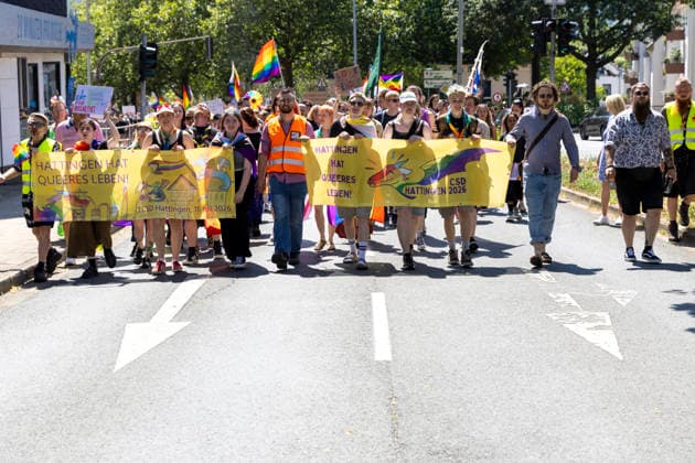 Hattingen, der 1. CSD im Ennepe-Ruhr. 11.07.2026, EU, DEU, Deutschland, Nordrhein-Westfalen, Hattingen: ca. 1000 Teilenhmede des 1. CSD im Ennepe-Ruhr-Kreis sammelten sich am Parkplatz am Hochbunker und zogen zur Zwischenkundgebung am Rathaus und danach zum Abschlussfest am Holschentor. EU, DEU, Germany, North Rhine-Westphalia, Hattingen: Around 1000 participants in the 1st CSD in the Ennepe-Ruhr-Kreis district gathered in the car park by the high-rise bunker and marched to the interim rally at the town hall, followed by the closing celebrations at the Holschentor.