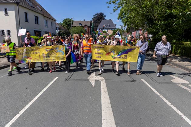 Hattingen, der 1. CSD im Ennepe-Ruhr. 11.07.2026, EU, DEU, Deutschland, Nordrhein-Westfalen, Hattingen: ca. 1000 Teilenhmede des 1. CSD im Ennepe-Ruhr-Kreis sammelten sich am Parkplatz am Hochbunker und zogen zur Zwischenkundgebung am Rathaus und danach zum Abschlussfest am Holschentor. EU, DEU, Germany, North Rhine-Westphalia, Hattingen: Around 1000 participants in the 1st CSD in the Ennepe-Ruhr-Kreis district gathered in the car park by the high-rise bunker and marched to the interim rally at the town hall, followed by the closing celebrations at the Holschentor.