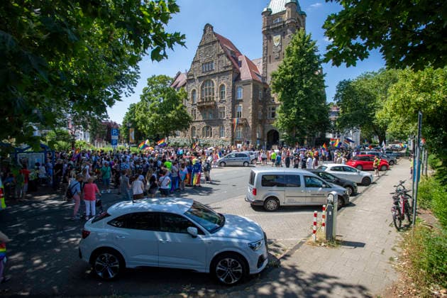 Hattingen, der 1. CSD im Ennepe-Ruhr. 11.07.2026, EU, DEU, Deutschland, Nordrhein-Westfalen, Hattingen: ca. 1000 Teilenhmede des 1. CSD im Ennepe-Ruhr-Kreis sammelten sich am Parkplatz am Hochbunker und zogen zur Zwischenkundgebung am Rathaus und danach zum Abschlussfest am Holschentor. EU, DEU, Germany, North Rhine-Westphalia, Hattingen: Around 1000 participants in the 1st CSD in the Ennepe-Ruhr-Kreis district gathered in the car park by the high-rise bunker and marched to the interim rally at the town hall, followed by the closing celebrations at the Holschentor.