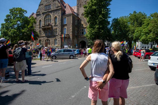Hattingen, der 1. CSD im Ennepe-Ruhr. 11.07.2026, EU, DEU, Deutschland, Nordrhein-Westfalen, Hattingen: ca. 1000 Teilenhmede des 1. CSD im Ennepe-Ruhr-Kreis sammelten sich am Parkplatz am Hochbunker und zogen zur Zwischenkundgebung am Rathaus und danach zum Abschlussfest am Holschentor. EU, DEU, Germany, North Rhine-Westphalia, Hattingen: Around 1000 participants in the 1st CSD in the Ennepe-Ruhr-Kreis district gathered in the car park by the high-rise bunker and marched to the interim rally at the town hall, followed by the closing celebrations at the Holschentor.