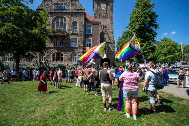 Hattingen, der 1. CSD im Ennepe-Ruhr. 11.07.2026, EU, DEU, Deutschland, Nordrhein-Westfalen, Hattingen: ca. 1000 Teilenhmede des 1. CSD im Ennepe-Ruhr-Kreis sammelten sich am Parkplatz am Hochbunker und zogen zur Zwischenkundgebung am Rathaus und danach zum Abschlussfest am Holschentor. EU, DEU, Germany, North Rhine-Westphalia, Hattingen: Around 1000 participants in the 1st CSD in the Ennepe-Ruhr-Kreis district gathered in the car park by the high-rise bunker and marched to the interim rally at the town hall, followed by the closing celebrations at the Holschentor.