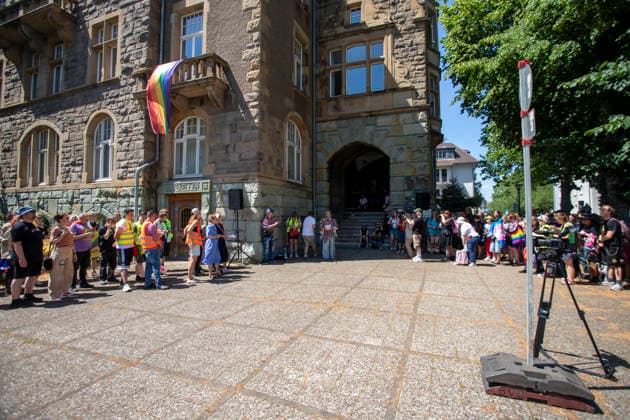 Hattingen, der 1. CSD im Ennepe-Ruhr. 11.07.2026, EU, DEU, Deutschland, Nordrhein-Westfalen, Hattingen: ca. 1000 Teilenhmede des 1. CSD im Ennepe-Ruhr-Kreis sammelten sich am Parkplatz am Hochbunker und zogen zur Zwischenkundgebung am Rathaus (Sprecherin Bürgermeisterin Melanie Witte-Lonsingund) danach zum Abschlussfest am Holschentor. EU, DEU, Germany, North Rhine-Westphalia, Hattingen: around 1000 participants in the 1st CSD in the Ennepe-Ruhr district gathered in the car park by the Hochbunker and marched to the interim rally at the town hall (where Mayor Melanie Witte-Lonsingund spoke), and then on to the closing celebrations at the Holschentor.
