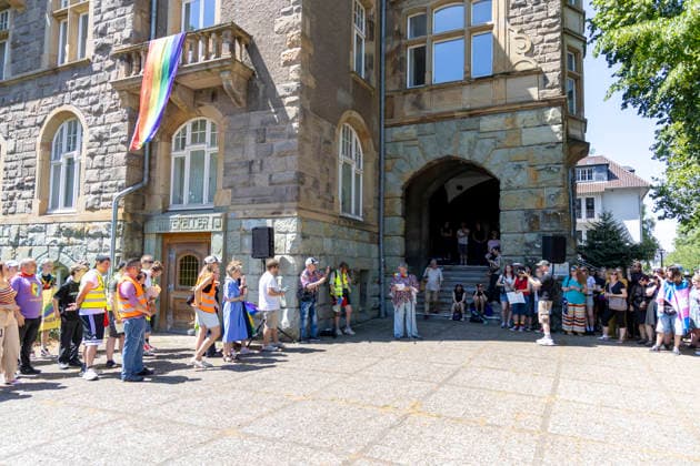 Hattingen, der 1. CSD im Ennepe-Ruhr. 11.07.2026, EU, DEU, Deutschland, Nordrhein-Westfalen, Hattingen: ca. 1000 Teilenhmede des 1. CSD im Ennepe-Ruhr-Kreis sammelten sich am Parkplatz am Hochbunker und zogen zur Zwischenkundgebung am Rathaus (Sprecherin Bürgermeisterin Melanie Witte-Lonsingund) danach zum Abschlussfest am Holschentor. EU, DEU, Germany, North Rhine-Westphalia, Hattingen: around 1000 participants in the 1st CSD in the Ennepe-Ruhr district gathered in the car park by the Hochbunker and marched to the interim rally at the town hall (where Mayor Melanie Witte-Lonsingund spoke), and then on to the closing celebrations at the Holschentor.