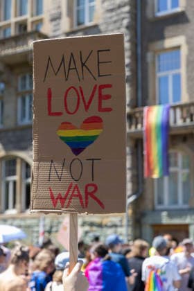 Hattingen, der 1. CSD im Ennepe-Ruhr. 11.07.2026, EU, DEU, Deutschland, Nordrhein-Westfalen, Hattingen: ca. 1000 Teilenhmede des 1. CSD im Ennepe-Ruhr-Kreis sammelten sich am Parkplatz am Hochbunker und zogen zur Zwischenkundgebung am Rathaus und danach zum Abschlussfest am Holschentor. EU, DEU, Germany, North Rhine-Westphalia, Hattingen: Around 1000 participants in the 1st CSD in the Ennepe-Ruhr-Kreis district gathered in the car park by the high-rise bunker and marched to the interim rally at the town hall, followed by the closing celebrations at the Holschentor.