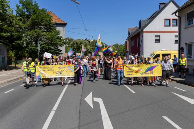 Hattingen, der 1. CSD im Ennepe-Ruhr. 11.07.2026, EU, DEU, Deutschland, Nordrhein-Westfalen, Hattingen: ca. 1000 Teilenhmede des 1. CSD im Ennepe-Ruhr-Kreis sammelten sich am Parkplatz am Hochbunker und zogen zur Zwischenkundgebung am Rathaus und danach zum Abschlussfest am Holschentor. EU, DEU, Germany, North Rhine-Westphalia, Hattingen: Around 1000 participants in the 1st CSD in the Ennepe-Ruhr-Kreis district gathered in the car park by the high-rise bunker and marched to the interim rally at the town hall, followed by the closing celebrations at the Holschentor.