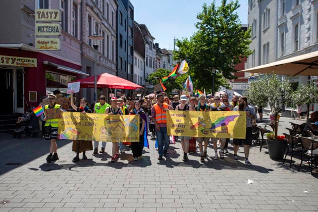 Hattingen, der 1. CSD im Ennepe-Ruhr. 11.07.2026, EU, DEU, Deutschland, Nordrhein-Westfalen, Hattingen: ca. 1000 Teilenhmede des 1. CSD im Ennepe-Ruhr-Kreis sammelten sich am Parkplatz am Hochbunker und zogen zur Zwischenkundgebung am Rathaus und danach zum Abschlussfest am Holschentor. EU, DEU, Germany, North Rhine-Westphalia, Hattingen: Around 1000 participants in the 1st CSD in the Ennepe-Ruhr-Kreis district gathered in the car park by the high-rise bunker and marched to the interim rally at the town hall, followed by the closing celebrations at the Holschentor.