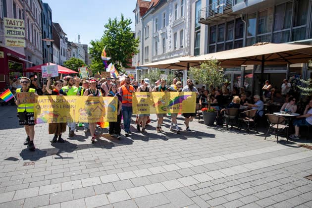 Hattingen, der 1. CSD im Ennepe-Ruhr. 11.07.2026, EU, DEU, Deutschland, Nordrhein-Westfalen, Hattingen: ca. 1000 Teilenhmede des 1. CSD im Ennepe-Ruhr-Kreis sammelten sich am Parkplatz am Hochbunker und zogen zur Zwischenkundgebung am Rathaus und danach zum Abschlussfest am Holschentor. EU, DEU, Germany, North Rhine-Westphalia, Hattingen: Around 1000 participants in the 1st CSD in the Ennepe-Ruhr-Kreis district gathered in the car park by the high-rise bunker and marched to the interim rally at the town hall, followed by the closing celebrations at the Holschentor.