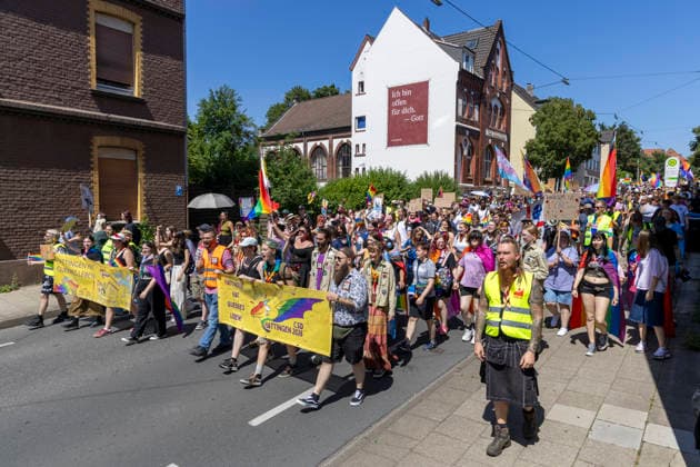 Hattingen, der 1. CSD im Ennepe-Ruhr. 11.07.2026, EU, DEU, Deutschland, Nordrhein-Westfalen, Hattingen: ca. 1000 Teilenhmede des 1. CSD im Ennepe-Ruhr-Kreis sammelten sich am Parkplatz am Hochbunker und zogen zur Zwischenkundgebung am Rathaus und danach zum Abschlussfest am Holschentor. EU, DEU, Germany, North Rhine-Westphalia, Hattingen: Around 1000 participants in the 1st CSD in the Ennepe-Ruhr-Kreis district gathered in the car park by the high-rise bunker and marched to the interim rally at the town hall, followed by the closing celebrations at the Holschentor.