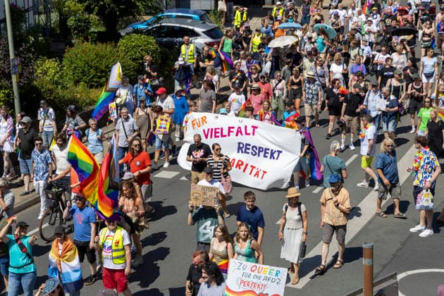 Hattingen, der 1. CSD im Ennepe-Ruhr. 11.07.2026, EU, DEU, Deutschland, Nordrhein-Westfalen, Hattingen: ca. 1000 Teilenhmede des 1. CSD im Ennepe-Ruhr-Kreis sammelten sich am Parkplatz am Hochbunker und zogen zur Zwischenkundgebung am Rathaus und danach zum Abschlussfest am Holschentor. EU, DEU, Germany, North Rhine-Westphalia, Hattingen: Around 1000 participants in the 1st CSD in the Ennepe-Ruhr-Kreis district gathered in the car park by the high-rise bunker and marched to the interim rally at the town hall, followed by the closing celebrations at the Holschentor.