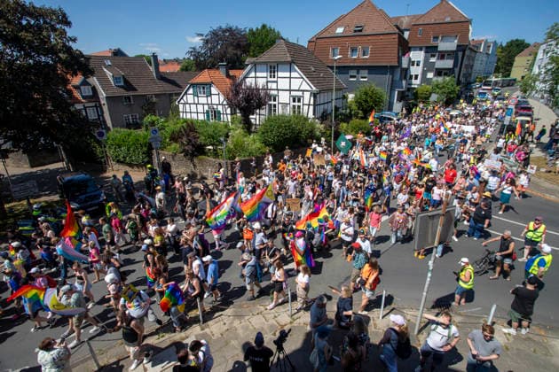 Hattingen, der 1. CSD im Ennepe-Ruhr. 11.07.2026, EU, DEU, Deutschland, Nordrhein-Westfalen, Hattingen: ca. 1000 Teilenhmede des 1. CSD im Ennepe-Ruhr-Kreis sammelten sich am Parkplatz am Hochbunker und zogen zur Zwischenkundgebung am Rathaus und danach zum Abschlussfest am Holschentor. EU, DEU, Germany, North Rhine-Westphalia, Hattingen: Around 1000 participants in the 1st CSD in the Ennepe-Ruhr-Kreis district gathered in the car park by the high-rise bunker and marched to the interim rally at the town hall, followed by the closing celebrations at the Holschentor.