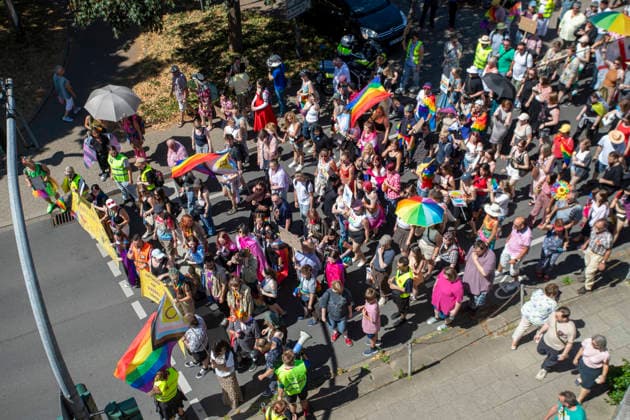 Hattingen, der 1. CSD im Ennepe-Ruhr. 11.07.2026, EU, DEU, Deutschland, Nordrhein-Westfalen, Hattingen: ca. 1000 Teilenhmede des 1. CSD im Ennepe-Ruhr-Kreis sammelten sich am Parkplatz am Hochbunker und zogen zur Zwischenkundgebung am Rathaus und danach zum Abschlussfest am Holschentor. EU, DEU, Germany, North Rhine-Westphalia, Hattingen: Around 1000 participants in the 1st CSD in the Ennepe-Ruhr-Kreis district gathered in the car park by the high-rise bunker and marched to the interim rally at the town hall, followed by the closing celebrations at the Holschentor.