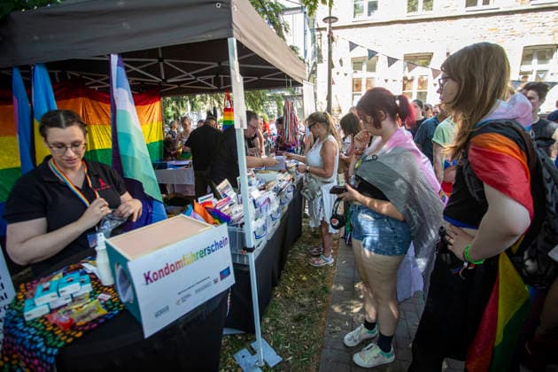 Hattingen, der 1. CSD im Ennepe-Ruhr. 11.07.2026, EU, DEU, Deutschland, Nordrhein-Westfalen, Hattingen: ca. 1000 Teilenhmede des 1. CSD im Ennepe-Ruhr-Kreis sammelten sich am Parkplatz am Hochbunker und zogen zur Zwischenkundgebung am Rathaus und danach zum Abschlussfest am Holschentor. EU, DEU, Germany, North Rhine-Westphalia, Hattingen: Around 1000 participants in the 1st CSD in the Ennepe-Ruhr-Kreis district gathered in the car park by the high-rise bunker and marched to the interim rally at the town hall, followed by the closing celebrations at the Holschentor.