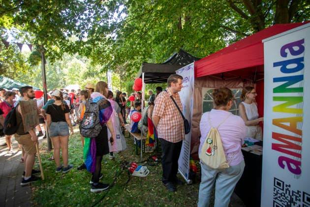 Hattingen, der 1. CSD im Ennepe-Ruhr. 11.07.2026, EU, DEU, Deutschland, Nordrhein-Westfalen, Hattingen: ca. 1000 Teilenhmede des 1. CSD im Ennepe-Ruhr-Kreis sammelten sich am Parkplatz am Hochbunker und zogen zur Zwischenkundgebung am Rathaus und danach zum Abschlussfest am Holschentor. EU, DEU, Germany, North Rhine-Westphalia, Hattingen: Around 1000 participants in the 1st CSD in the Ennepe-Ruhr-Kreis district gathered in the car park by the high-rise bunker and marched to the interim rally at the town hall, followed by the closing celebrations at the Holschentor.