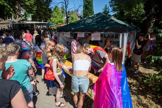 Hattingen, der 1. CSD im Ennepe-Ruhr. 11.07.2026, EU, DEU, Deutschland, Nordrhein-Westfalen, Hattingen: ca. 1000 Teilenhmede des 1. CSD im Ennepe-Ruhr-Kreis sammelten sich am Parkplatz am Hochbunker und zogen zur Zwischenkundgebung am Rathaus und danach zum Abschlussfest am Holschentor. EU, DEU, Germany, North Rhine-Westphalia, Hattingen: Around 1000 participants in the 1st CSD in the Ennepe-Ruhr-Kreis district gathered in the car park by the high-rise bunker and marched to the interim rally at the town hall, followed by the closing celebrations at the Holschentor.