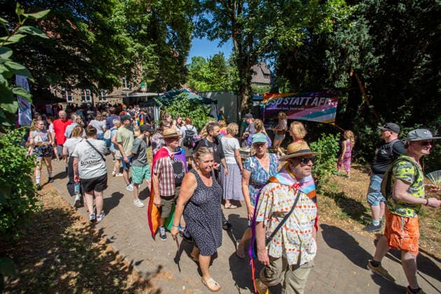 Hattingen, der 1. CSD im Ennepe-Ruhr. 11.07.2026, EU, DEU, Deutschland, Nordrhein-Westfalen, Hattingen: ca. 1000 Teilenhmede des 1. CSD im Ennepe-Ruhr-Kreis sammelten sich am Parkplatz am Hochbunker und zogen zur Zwischenkundgebung am Rathaus und danach zum Abschlussfest am Holschentor. EU, DEU, Germany, North Rhine-Westphalia, Hattingen: Around 1000 participants in the 1st CSD in the Ennepe-Ruhr-Kreis district gathered in the car park by the high-rise bunker and marched to the interim rally at the town hall, followed by the closing celebrations at the Holschentor.