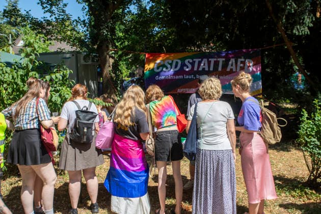 Hattingen, der 1. CSD im Ennepe-Ruhr. 11.07.2026, EU, DEU, Deutschland, Nordrhein-Westfalen, Hattingen: ca. 1000 Teilenhmede des 1. CSD im Ennepe-Ruhr-Kreis sammelten sich am Parkplatz am Hochbunker und zogen zur Zwischenkundgebung am Rathaus und danach zum Abschlussfest am Holschentor. EU, DEU, Germany, North Rhine-Westphalia, Hattingen: Around 1000 participants in the 1st CSD in the Ennepe-Ruhr-Kreis district gathered in the car park by the high-rise bunker and marched to the interim rally at the town hall, followed by the closing celebrations at the Holschentor.