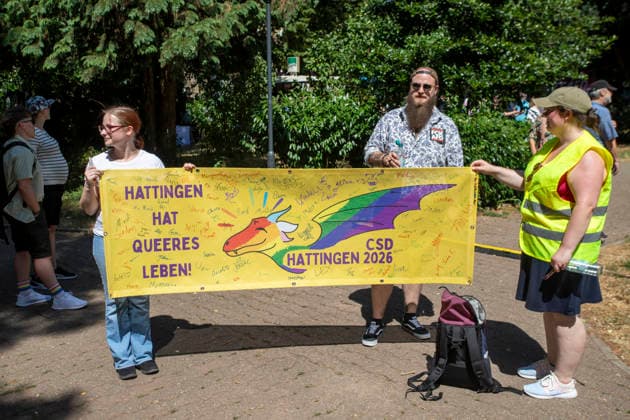 Hattingen, der 1. CSD im Ennepe-Ruhr. 11.07.2026, EU, DEU, Deutschland, Nordrhein-Westfalen, Hattingen: ca. 1000 Teilenhmede des 1. CSD im Ennepe-Ruhr-Kreis sammelten sich am Parkplatz am Hochbunker und zogen zur Zwischenkundgebung am Rathaus und danach zum Abschlussfest am Holschentor. EU, DEU, Germany, North Rhine-Westphalia, Hattingen: Around 1000 participants in the 1st CSD in the Ennepe-Ruhr-Kreis district gathered in the car park by the high-rise bunker and marched to the interim rally at the town hall, followed by the closing celebrations at the Holschentor.