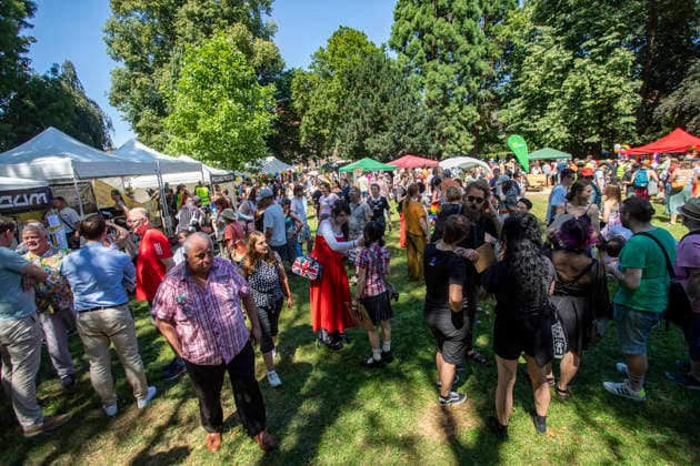 Hattingen, der 1. CSD im Ennepe-Ruhr. 11.07.2026, EU, DEU, Deutschland, Nordrhein-Westfalen, Hattingen: ca. 1000 Teilenhmede des 1. CSD im Ennepe-Ruhr-Kreis sammelten sich am Parkplatz am Hochbunker und zogen zur Zwischenkundgebung am Rathaus und danach zum Abschlussfest am Holschentor. EU, DEU, Germany, North Rhine-Westphalia, Hattingen: Around 1000 participants in the 1st CSD in the Ennepe-Ruhr-Kreis district gathered in the car park by the high-rise bunker and marched to the interim rally at the town hall, followed by the closing celebrations at the Holschentor.