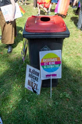 Hattingen, der 1. CSD im Ennepe-Ruhr. 11.07.2026, EU, DEU, Deutschland, Nordrhein-Westfalen, Hattingen: ca. 1000 Teilenhmede des 1. CSD im Ennepe-Ruhr-Kreis sammelten sich am Parkplatz am Hochbunker und zogen zur Zwischenkundgebung am Rathaus und danach zum Abschlussfest am Holschentor. EU, DEU, Germany, North Rhine-Westphalia, Hattingen: Around 1000 participants in the 1st CSD in the Ennepe-Ruhr-Kreis district gathered in the car park by the high-rise bunker and marched to the interim rally at the town hall, followed by the closing celebrations at the Holschentor.
