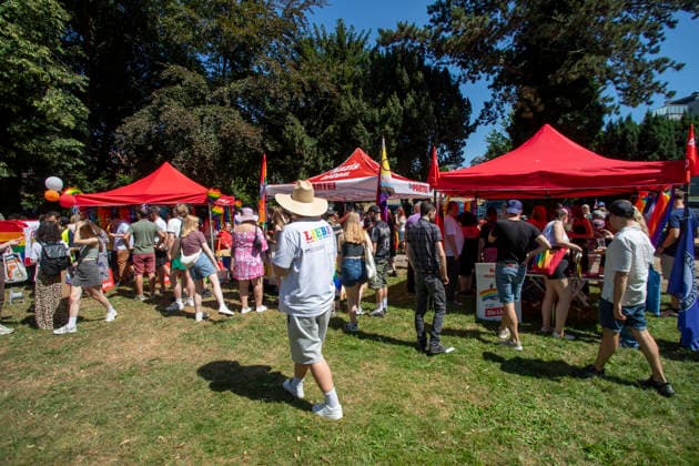 Hattingen, der 1. CSD im Ennepe-Ruhr. 11.07.2026, EU, DEU, Deutschland, Nordrhein-Westfalen, Hattingen: ca. 1000 Teilenhmede des 1. CSD im Ennepe-Ruhr-Kreis sammelten sich am Parkplatz am Hochbunker und zogen zur Zwischenkundgebung am Rathaus und danach zum Abschlussfest am Holschentor. EU, DEU, Germany, North Rhine-Westphalia, Hattingen: Around 1000 participants in the 1st CSD in the Ennepe-Ruhr-Kreis district gathered in the car park by the high-rise bunker and marched to the interim rally at the town hall, followed by the closing celebrations at the Holschentor.