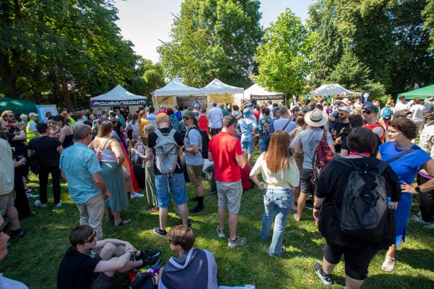 Hattingen, der 1. CSD im Ennepe-Ruhr. 11.07.2026, EU, DEU, Deutschland, Nordrhein-Westfalen, Hattingen: ca. 1000 Teilenhmede des 1. CSD im Ennepe-Ruhr-Kreis sammelten sich am Parkplatz am Hochbunker und zogen zur Zwischenkundgebung am Rathaus und danach zum Abschlussfest am Holschentor. EU, DEU, Germany, North Rhine-Westphalia, Hattingen: Around 1000 participants in the 1st CSD in the Ennepe-Ruhr-Kreis district gathered in the car park by the high-rise bunker and marched to the interim rally at the town hall, followed by the closing celebrations at the Holschentor.