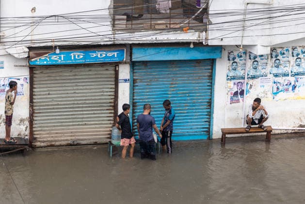 Monsoon downpour made travel slow and dangerous in Dhaka - 12 Jul 2026 People struggle to walk through a waterlogged street following heavy rains causing much suffering for pedestrians and commuters. Monsoon downpour made travel slow and dangerous. Dhaka Bangladesh Copyright: xSazzadxHossainx xSOPAxImagesx Photo_Sazzad Hossain_Monsoon rain (8)