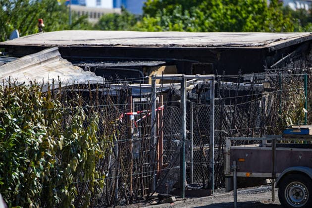Ein Toter nach Gartenhüttenbrand Am 11.07.2026 geriet gegen 21:50 Uhr eine Gartenhütte eines Kleingartenvereins im Bereich der Mainzer Landstraße in Frankfurt am Main in Vollbrand. Die Feuerwehr löschte das Feuer und fand dabei eine leblose Person, für die jede Hilfe zu spät kam. Die Kriminalpolizei übernahm die Ermittlungen zur Identifizierung der Person sowie zur Brandursache. Frankfurt am Main Griesheim Hessen Deutschland *** One Dead After Garden Shed Fire On July 11, 2026, at around 9:50 p.m., a garden shed at an allotment garden association near Mainzer Landstraße in Frankfurt am Main caught fire. The fire department extinguished the blaze and found a lifeless person, for whom it was too late to save. The criminal investigation