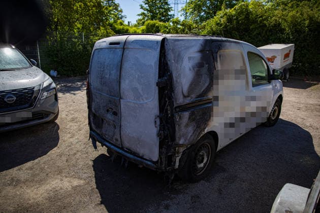 Ein Toter nach Gartenhüttenbrand Am 11.07.2026 geriet gegen 21:50 Uhr eine Gartenhütte eines Kleingartenvereins im Bereich der Mainzer Landstraße in Frankfurt am Main in Vollbrand. Die Feuerwehr löschte das Feuer und fand dabei eine leblose Person, für die jede Hilfe zu spät kam. Die Kriminalpolizei übernahm die Ermittlungen zur Identifizierung der Person sowie zur Brandursache. Frankfurt am Main Griesheim Hessen Deutschland *** One Dead After Garden Shed Fire On July 11, 2026, at approximately 9:50 p.m., a garden shed at an allotment garden association near Mainzer Landstraße in Frankfurt am Main caught fire. The fire department extinguished the blaze and found a lifeless person, for whom it was too late to save. The criminal invest