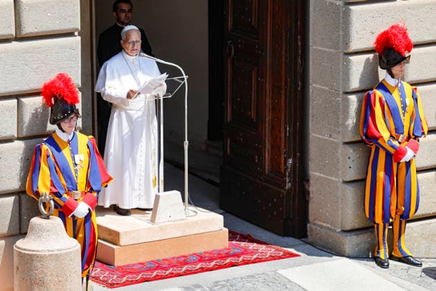 News Bilder des Tages July 12, 2026, Castel Gandolfo, ITALIA: Pope Leo XIV during the Angelus prayer from the entrance of the Apostolic Palace in Piazza della Liberta (Liberty Square) at the summer papal residence in Castel Gandolfo near Rome, Italy 12 July 2026. ANSA FABIO FRUSTACI. Castel Gandolfo ITALIA  - ZUMAa110 20260712_zaf_a110_002 Copyright: xFabioxFrustacix