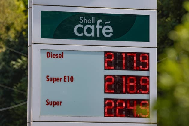 Die Strasse (Straße) von Hormus ist wieder geschlossen. Wie hoch gehen die Spritpreise wegen des Krieges im Iran. Deutlicher Preissprung nach oben. SHELL Tankstelle in Siegen am Mittag um kurz nach 12:00 Uhr. Der aktuelle Preis fuer (für) Diesel, Super E10 und Super liegt deutlich ueber (über) 2 Euro. Tankstelle, Spritpreise am 12.07.2026 in Siegen Deutschland. *** The Strait of Hormuz is closed again. How high will gas prices rise because of the war in Iran? A significant price spike. SHELL gas station in Siegen at noon, shortly after 12:00 p.m. The current price for diesel, Super E10, and Super is well over 2 euros. Gas station, gas prices on July 12, 2026, in Siegen, Germany